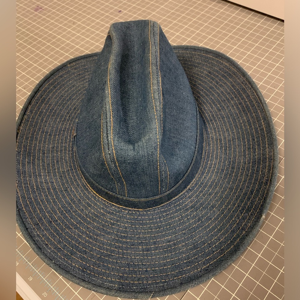 Vintage 1970s Levi’s western hat. In great used condition.
